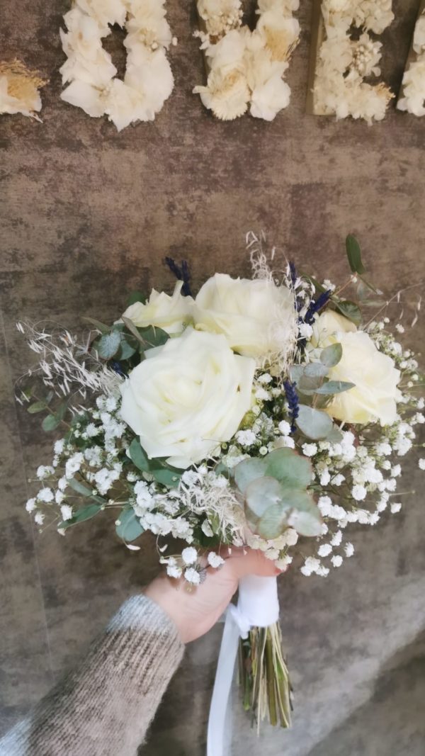 Ramo de novia rosas blancas y lavanda